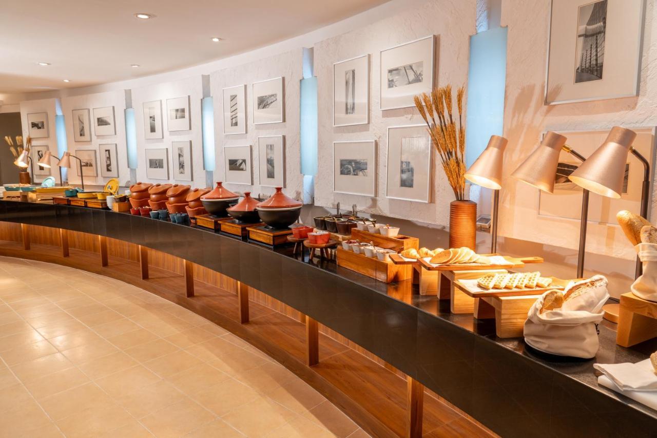 Nh Bangkok Sukhumvit Boulevard Dış mekan fotoğraf A buffet at a hotel