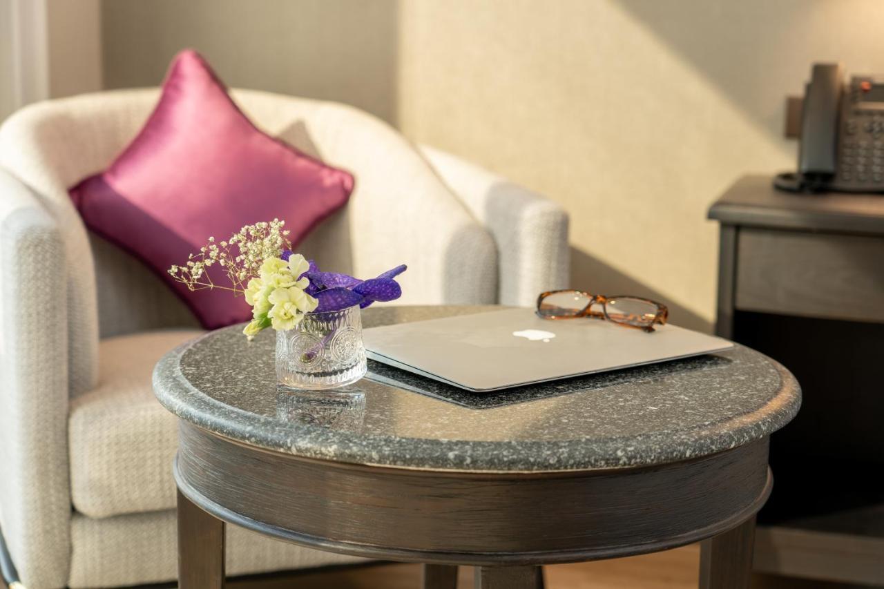 Nh Bangkok Sukhumvit Boulevard Dış mekan fotoğraf A table with a granite top
