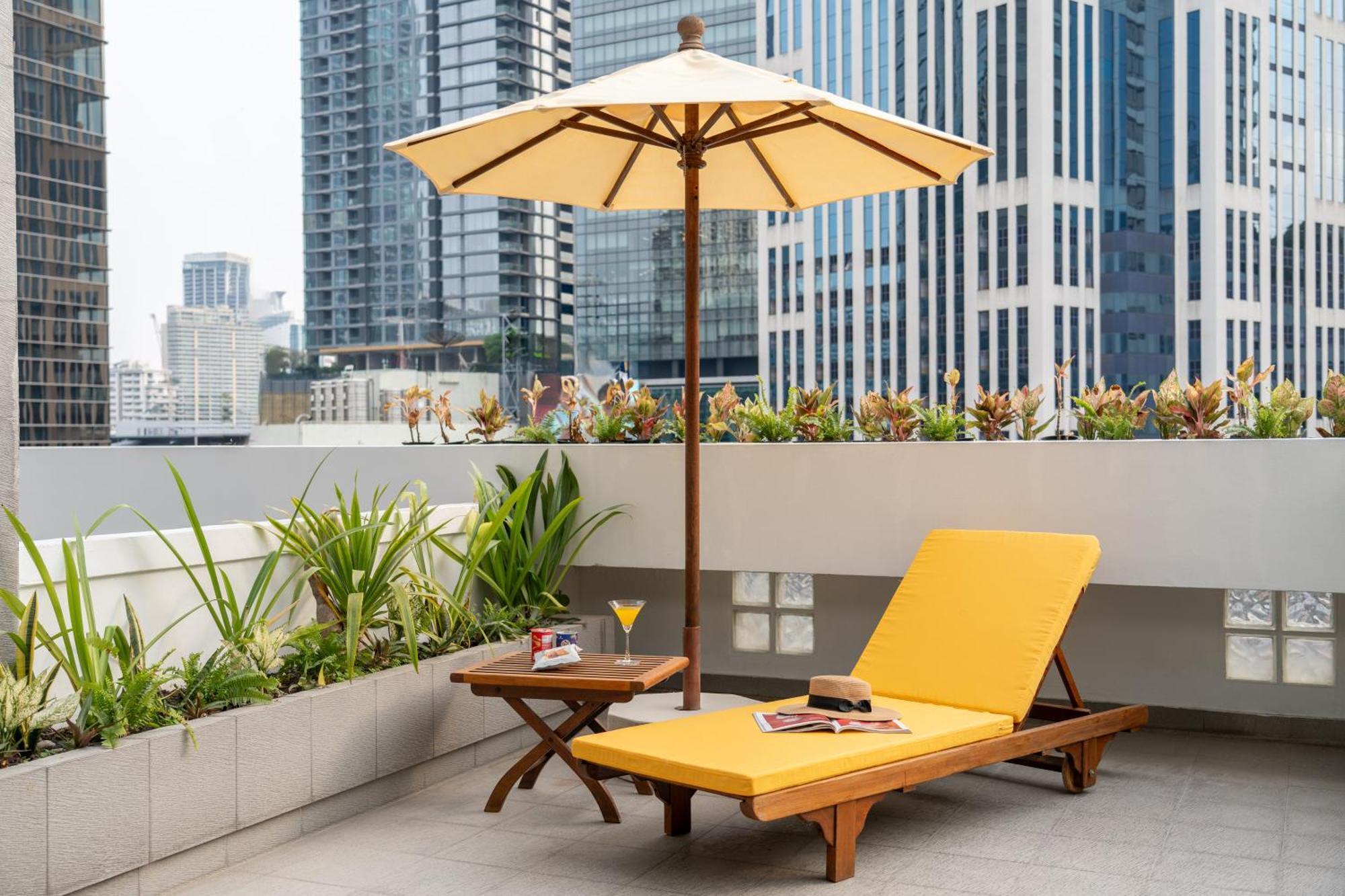 Nh Bangkok Sukhumvit Boulevard Dış mekan fotoğraf A patio umbrella
